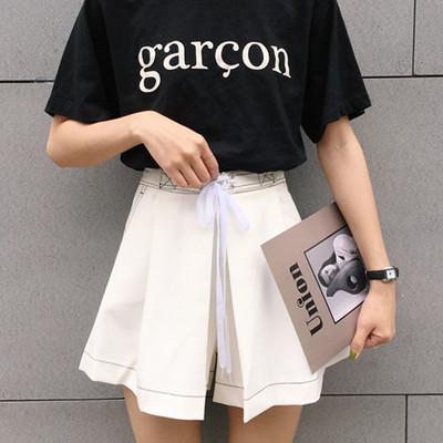 Σύντομα γυναικεία παντελόνια  με λευκό και μαύρο χρώμα