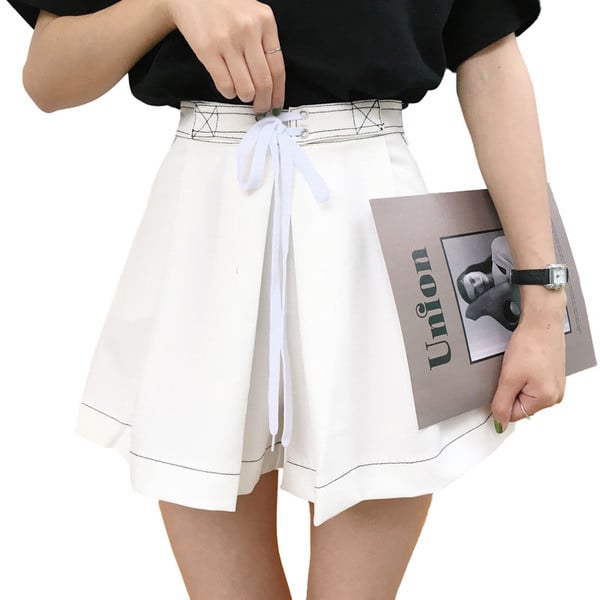 Σύντομα γυναικεία παντελόνια  με λευκό και μαύρο χρώμα