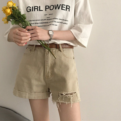 Κομψά σύντομα παντελόνια κυματισμένα σε δύο χρώματα