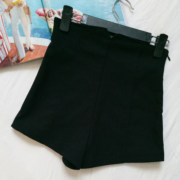 Stílusos női rövidnadrág magas derékkal, fehér és fekete színben