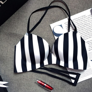 Γυναικείο σουτιέν σε διάφορα χρώματα