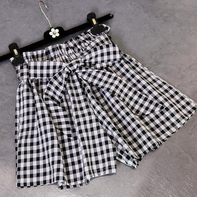 Pantaloni scurți de damă în carouri
