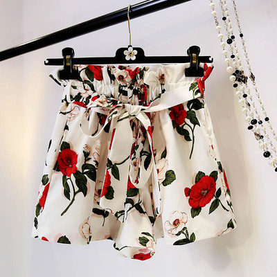 Σύντομα γυναικεία παντελόνια με υψηλή μέση και λουλουδάτο μοτίβο