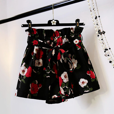 Σύντομα γυναικεία παντελόνια με υψηλή μέση και λουλουδάτο μοτίβο