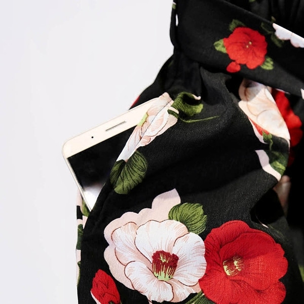 Σύντομα γυναικεία παντελόνια  με υψηλή μέση και λουλουδάτο μοτίβο