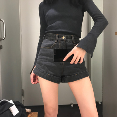 Pantaloni scurți de damă cu talie înaltă în negru