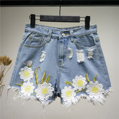 Pantaloni scurti de dama cu broderie in culoare deschisa