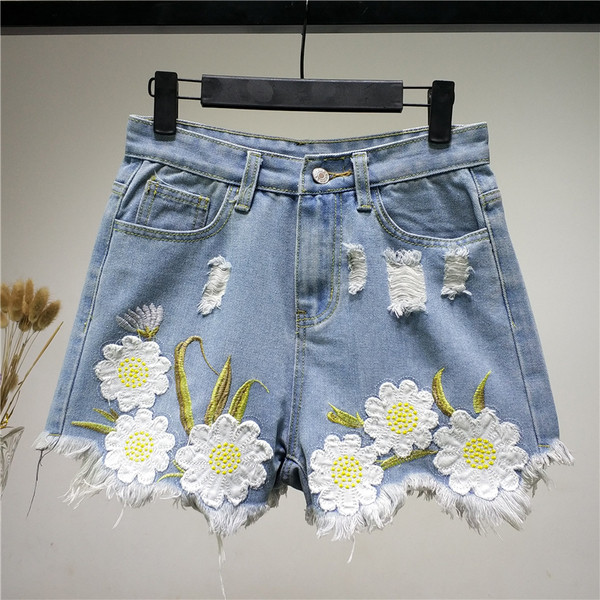 Дамски къси панталони с бродерия в светъл цвят