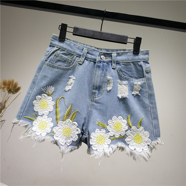 Дамски къси панталони с бродерия в светъл цвят