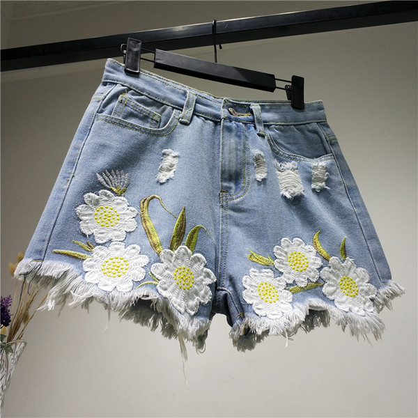 Дамски къси панталони с бродерия в светъл цвят