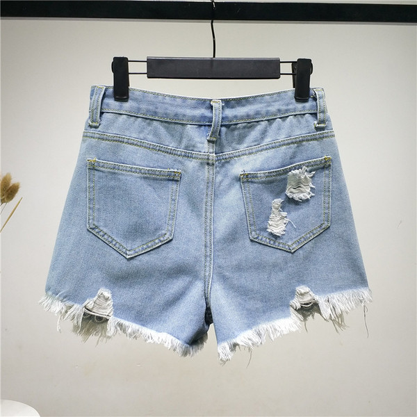 Дамски къси панталони с бродерия в светъл цвят