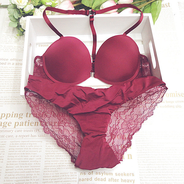 Γυναικείο σετ εσωρούχων που περιλαμβάνει σουτιέν με μπικίνι