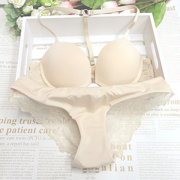 Γυναικείο σετ εσωρούχων που περιλαμβάνει σουτιέν με μπικίνι