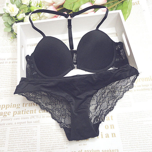 Γυναικείο σετ εσωρούχων που περιλαμβάνει σουτιέν με μπικίνι