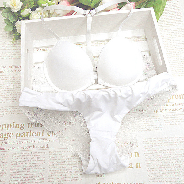 Γυναικείο σετ εσωρούχων που περιλαμβάνει σουτιέν με μπικίνι