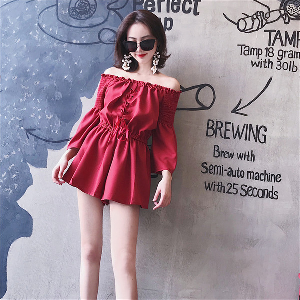 Κομψή γυναικεία σαλοπέτα με πεσμένους ώμους σε κόκκινο και μαύρο χρώμα