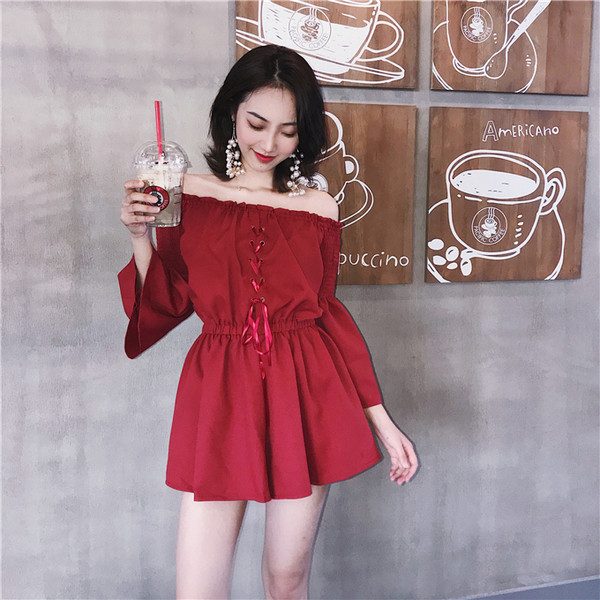 Κομψή γυναικεία σαλοπέτα με πεσμένους ώμους σε κόκκινο και μαύρο χρώμα