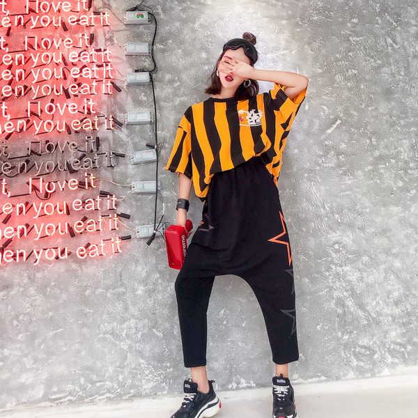 Pantaloni de dama de culoare neagra cu imprimeu