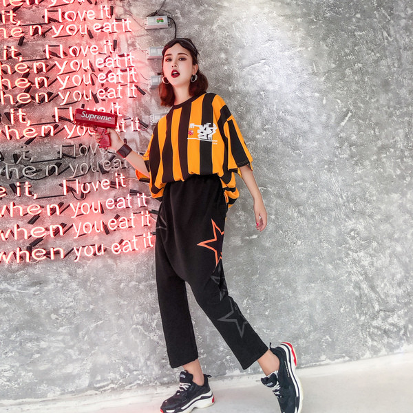 Pantaloni de dama de culoare neagra cu imprimeu