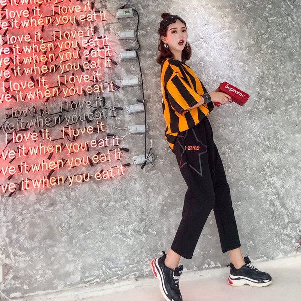 Pantaloni de dama de culoare neagra cu imprimeu