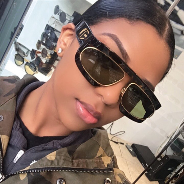 Μοντέρνα και κομψά γυναικεία γυαλιά ηλίου σε διάφορα χρώματα