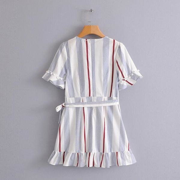 Κομψό καλοκαιρινό γυναικείο φόρεμα με ντεκολτέ σε σχήμα V, ριγέ