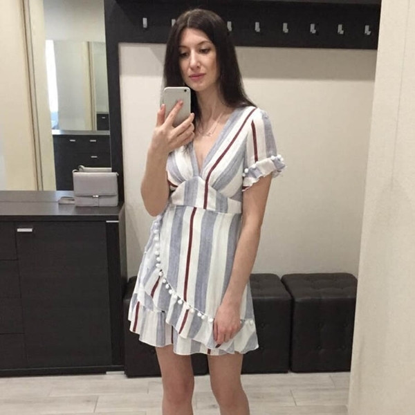 Κομψό καλοκαιρινό γυναικείο φόρεμα με ντεκολτέ σε σχήμα V, ριγέ