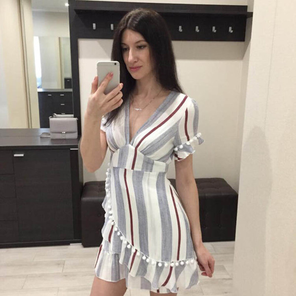 Κομψό καλοκαιρινό γυναικείο φόρεμα με ντεκολτέ σε σχήμα V, ριγέ