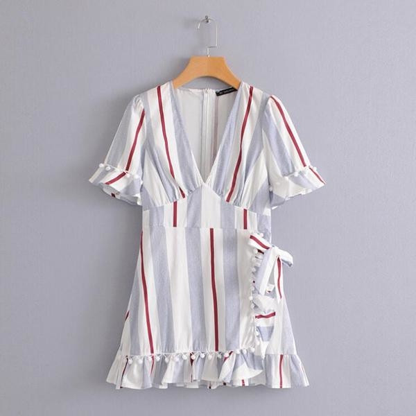 Κομψό καλοκαιρινό γυναικείο φόρεμα με ντεκολτέ σε σχήμα V, ριγέ