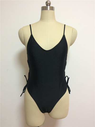 Ολόσωμο μαγιό με πλευρικούς δεσμούς σε τρία χρώματα