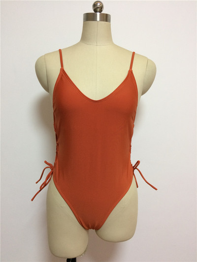 Ολόσωμο μαγιό με πλευρικούς δεσμούς σε τρία χρώματα