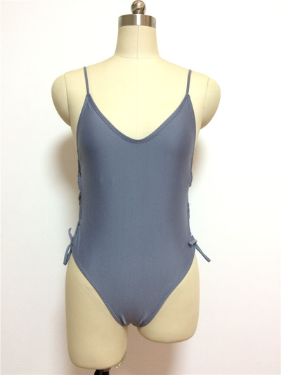 Ολόσωμο μαγιό με πλευρικούς δεσμούς σε τρία χρώματα