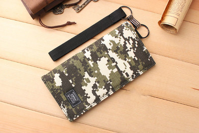 Λεπτό πορτοφόλι για άνδρες με καμουφλάζ στοιχεία