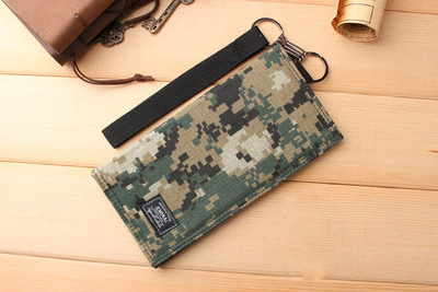 Λεπτό πορτοφόλι για άνδρες με καμουφλάζ στοιχεία