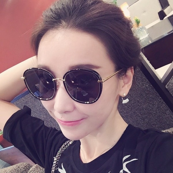 Κομψά γυναικεία γυαλιά ηλίου σε στρογγυλό σχήμα σε διάφορα χρώματα