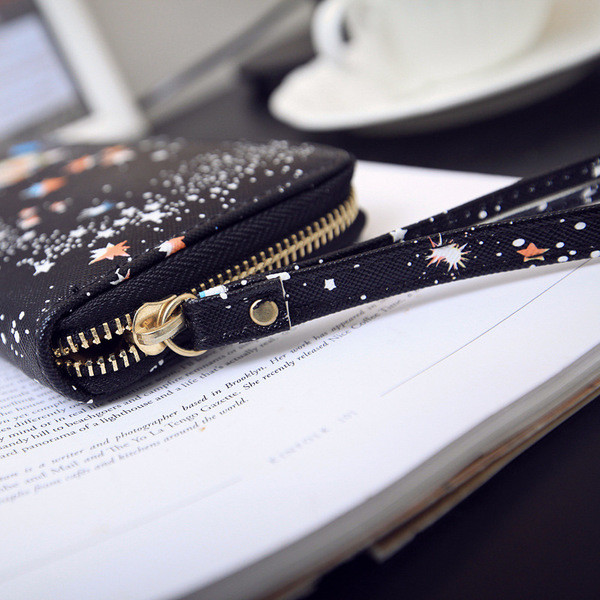 Γυναικείο πορτοφόλι με μαύρη εκτύπωση