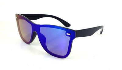 Σύγχρονα γυαλιά ηλίου σε διάφορα χρώματα