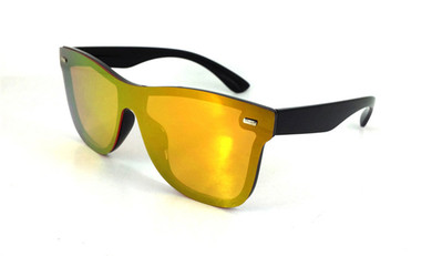 Σύγχρονα γυαλιά ηλίου σε διάφορα χρώματα