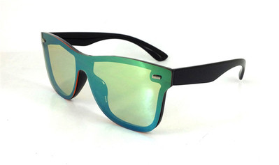 Σύγχρονα γυαλιά ηλίου σε διάφορα χρώματα