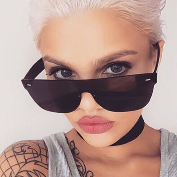 Σύγχρονα γυαλιά ηλίου σε διάφορα χρώματα