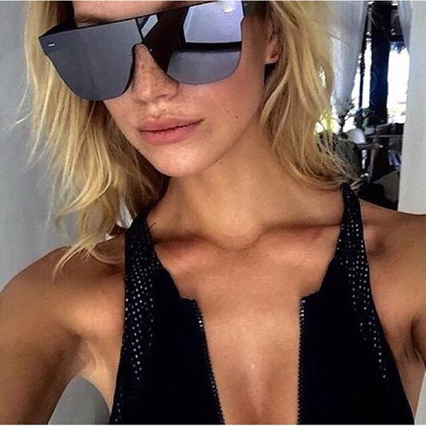 Σύγχρονα γυαλιά ηλίου σε διάφορα χρώματα