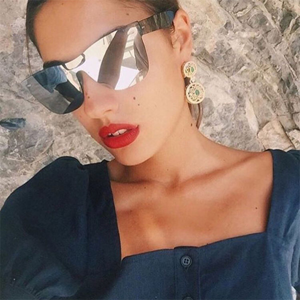 Σύγχρονα γυαλιά ηλίου σε διάφορα χρώματα