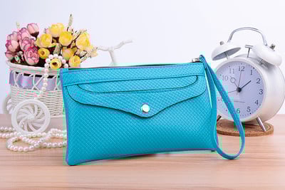 Γυναικείο πορτοφόλι σε διάφορα χρώματα με εξωτερική τσέπη