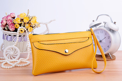 Γυναικείο πορτοφόλι σε διάφορα χρώματα με εξωτερική τσέπη