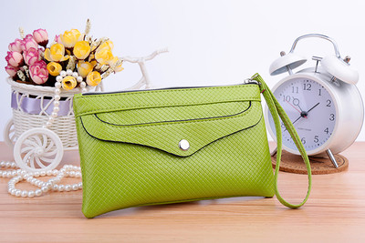 Γυναικείο πορτοφόλι σε διάφορα χρώματα με εξωτερική τσέπη