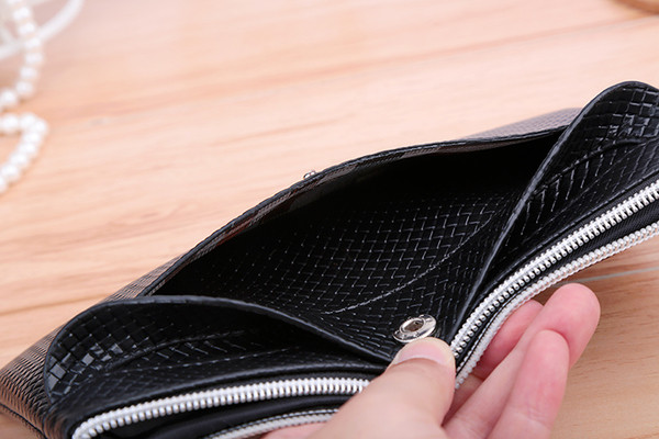 Γυναικείο πορτοφόλι σε διάφορα χρώματα με εξωτερική τσέπη