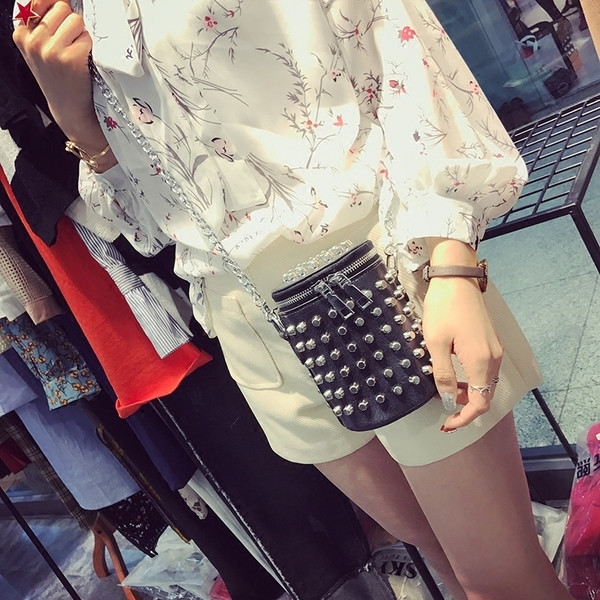 Geanta mini dama in doua culori cu ochiuri metalice