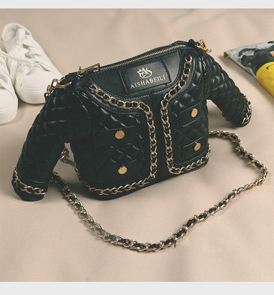 Модерна дамска чанта от еко кожа с 3D имитация и с метални елементи