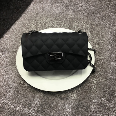 Női kistáska több színben, fém válllánccal