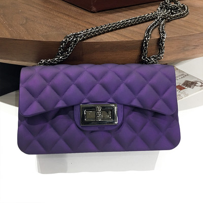 Női kistáska több színben, fém válllánccal